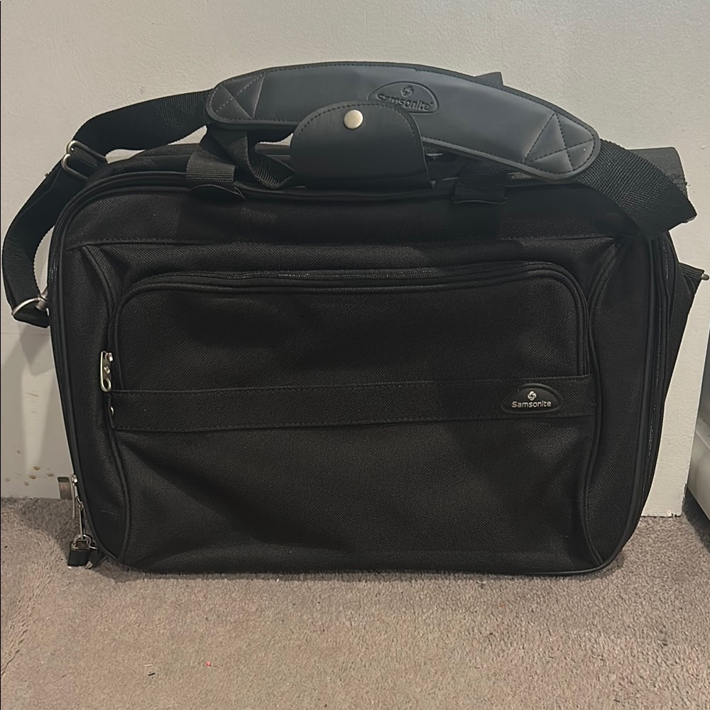 Samsonite Black Travel Bag with Durable Fabric and Shoulder Strap